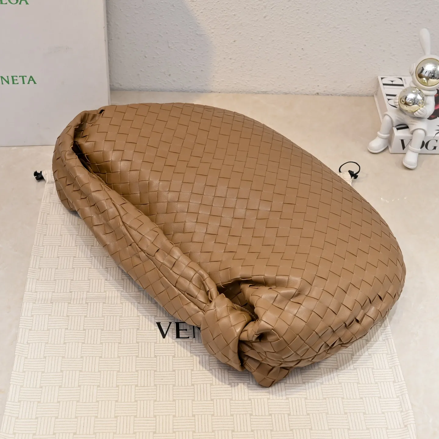 Batch 2360 #JODIE Oversized size comes out~ The shape is still the same fashionable and good-looking. It is made of classic sheepskin weaving. The iconic weaving has always been the most proud design of BV. The soft shape is super suitable for concave shapes~ Not only the size has been changed, but the quality details are also more refined. The shape is more round and Q. The large size has more styles. It is not only practical and can fit everything, but also can carry Jodie’s fashionable concave shape. It is really practical and fashionable. It is awesome in capital letters!  Size: 54*50*20cm Model: 6699